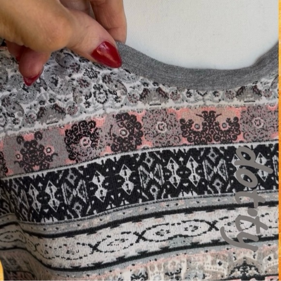 Women's Patterned Gray and Pink Top w/ 🦋 embroidery - Picture 3 of 11